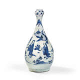 A BLUE AND WHITE GARLIC-MOUTH 'FIGURAL' PEAR-SHAPED VASE - photo 2