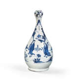 A BLUE AND WHITE GARLIC-MOUTH 'FIGURAL' PEAR-SHAPED VASE - фото 3