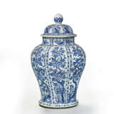 A LARGE BLUE AND WHITE BALUSTER VASE AND COVER - фото 1