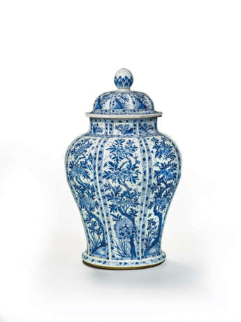 A LARGE BLUE AND WHITE BALUSTER VASE AND COVER - фото 1