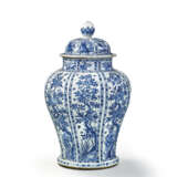 A LARGE BLUE AND WHITE BALUSTER VASE AND COVER - фото 2