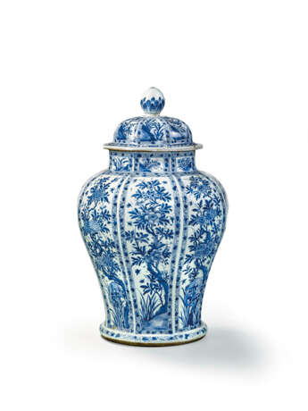 A LARGE BLUE AND WHITE BALUSTER VASE AND COVER - Foto 2