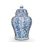 A LARGE BLUE AND WHITE BALUSTER VASE AND COVER - Foto 4