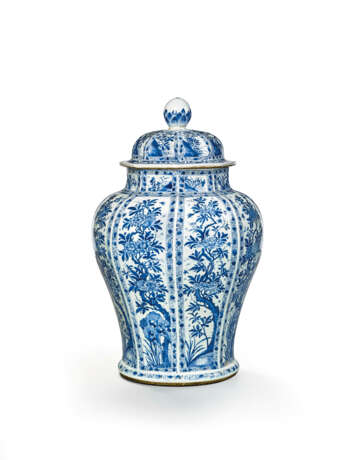 A LARGE BLUE AND WHITE BALUSTER VASE AND COVER - фото 4