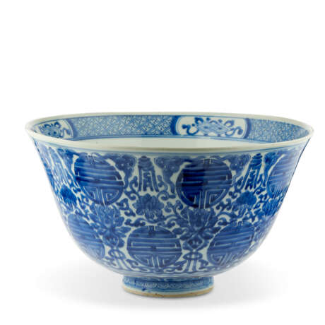 A LARGE BLUE AND WHITE 'SHOU' BOWL - фото 2