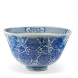 A LARGE BLUE AND WHITE 'SHOU' BOWL - фото 3