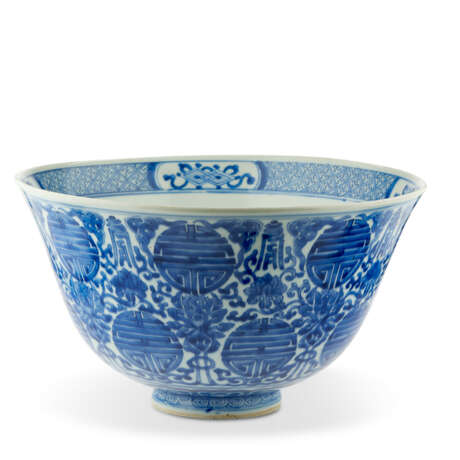 A LARGE BLUE AND WHITE 'SHOU' BOWL - фото 4