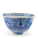 A LARGE BLUE AND WHITE 'SHOU' BOWL - фото 5