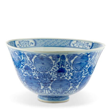 A LARGE BLUE AND WHITE 'SHOU' BOWL - фото 5