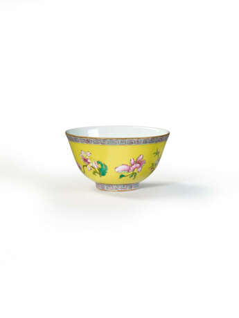 A SMALL FAMILLE ROSE YELLOW-GROUND BOWL - photo 1