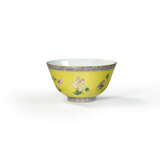A SMALL FAMILLE ROSE YELLOW-GROUND BOWL - photo 2