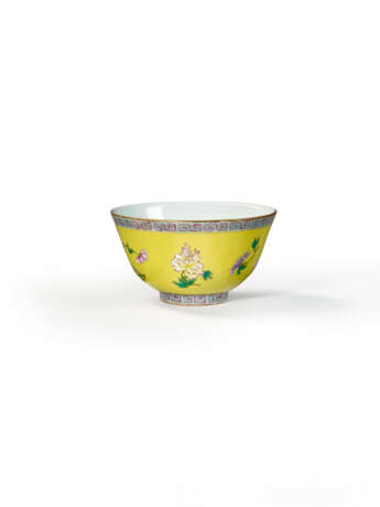A SMALL FAMILLE ROSE YELLOW-GROUND BOWL - photo 2