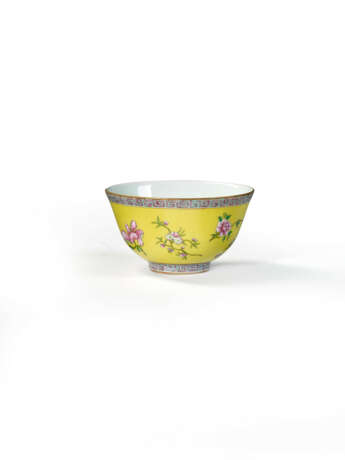 A SMALL FAMILLE ROSE YELLOW-GROUND BOWL - Foto 3