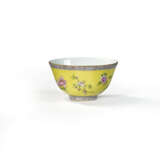 A SMALL FAMILLE ROSE YELLOW-GROUND BOWL - photo 3