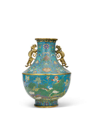 A CLOISONNÉ ENAMEL AND GILT-BRONZE 'CRANES AND LOTUS POND' VASE - фото 1