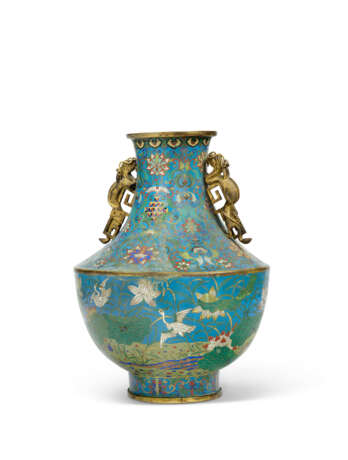 A CLOISONNÉ ENAMEL AND GILT-BRONZE 'CRANES AND LOTUS POND' VASE - Foto 2