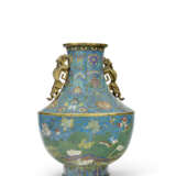 A CLOISONNÉ ENAMEL AND GILT-BRONZE 'CRANES AND LOTUS POND' VASE - Foto 3