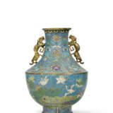 A CLOISONNÉ ENAMEL AND GILT-BRONZE 'CRANES AND LOTUS POND' VASE - Foto 4