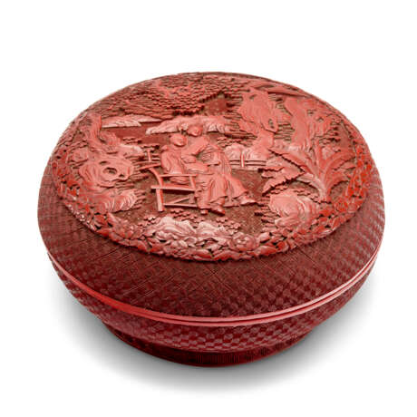 A CINNABAR LACQUER 'LOVERS' CIRCULAR BOX AND COVER - фото 1