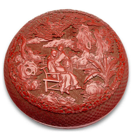 A CINNABAR LACQUER 'LOVERS' CIRCULAR BOX AND COVER - Foto 2