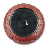 A CINNABAR LACQUER 'LOVERS' CIRCULAR BOX AND COVER - Foto 5