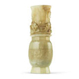 AN ARCHAISTIC CELADON JADE 'DRAGON' VASE - фото 2