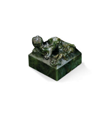 A SPINACH-GREEN JADE 'CHILONG' SEAL - Foto 1
