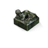 A SPINACH-GREEN JADE 'CHILONG' SEAL - Foto 1