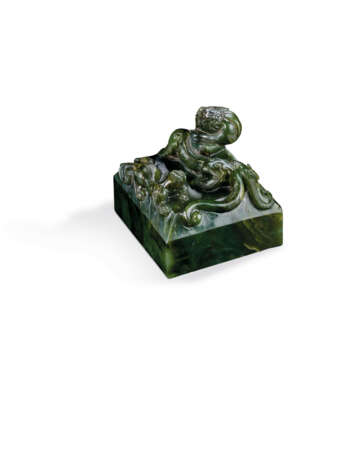 A SPINACH-GREEN JADE 'CHILONG' SEAL - Foto 2