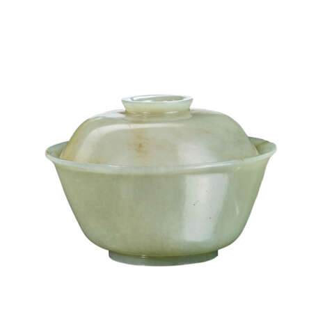 A CELADON JADE BOWL AND A COVER - Foto 1