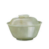 A CELADON JADE BOWL AND A COVER - Foto 1