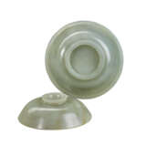 A CELADON JADE BOWL AND A COVER - Foto 2