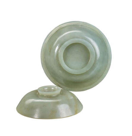 A CELADON JADE BOWL AND A COVER - photo 2