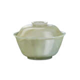 A CELADON JADE BOWL AND A COVER - Foto 3