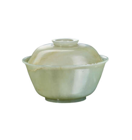 A CELADON JADE BOWL AND A COVER - Foto 3