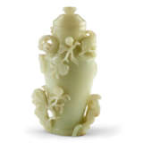 A PALE CELADON JADE 'PHOENIX' VASE AND COVER - фото 1