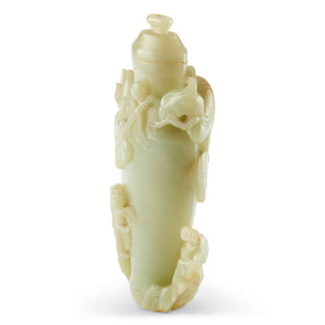 A PALE CELADON JADE 'PHOENIX' VASE AND COVER - Foto 2