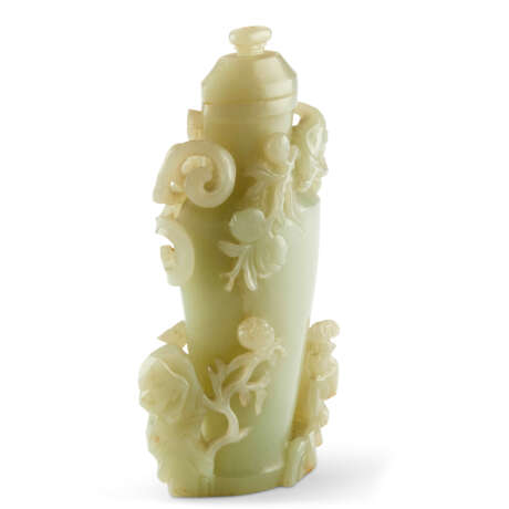 A PALE CELADON JADE 'PHOENIX' VASE AND COVER - Foto 5