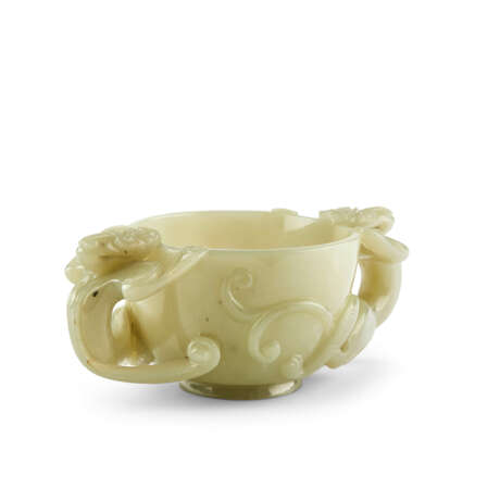 A JADE CELADON 'CHILONG' TWIN-HANDLED CUP - Foto 12