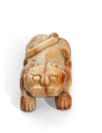 A BEIGE AND RUSSET JADE CARVING OF A BEAST - photo 3