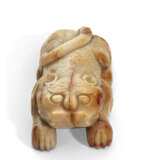 A BEIGE AND RUSSET JADE CARVING OF A BEAST - фото 3