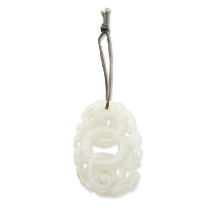 A WHITE JADE RETICULATED 'CHILONG' PENDANT - фото 3