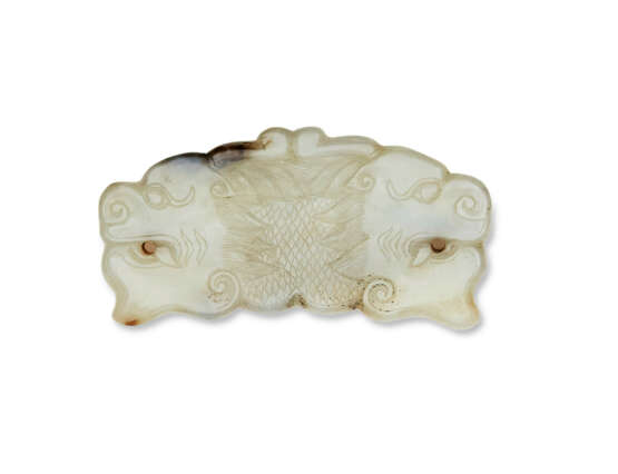 A WHITE AND RUSSET JADE 'DOUBLE-DRAGON' PENDANT - Foto 1