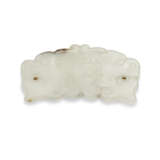 A WHITE AND RUSSET JADE 'DOUBLE-DRAGON' PENDANT - Foto 4
