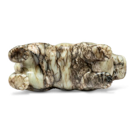 A MOTTLED WHITE AND GREY JADE MYTHICAL BEAST - фото 4