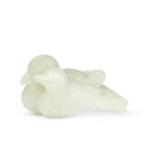 A WHITE JADE CARVING OF TWO MAGPIES - Foto 1