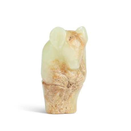 A SMALL YELLOW AND RUSSET JADE FIGURE OF A BEAR - фото 2