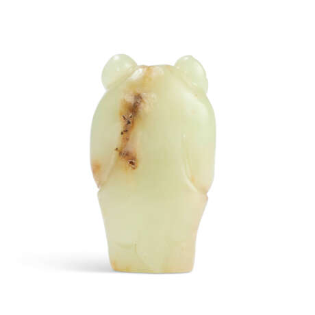 A SMALL YELLOW AND RUSSET JADE FIGURE OF A BEAR - Foto 3