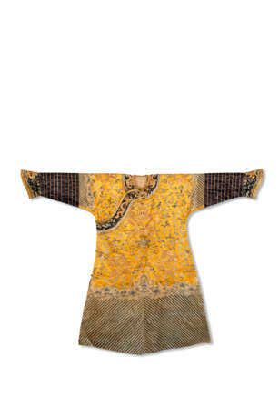 AN EMBROIDERED YELLOW SILK DRAGON ROBE FOR A CHILD, LONGPAO - Foto 1