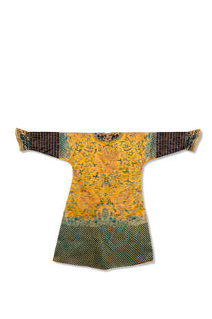 AN EMBROIDERED YELLOW SILK DRAGON ROBE FOR A CHILD, LONGPAO - Foto 3